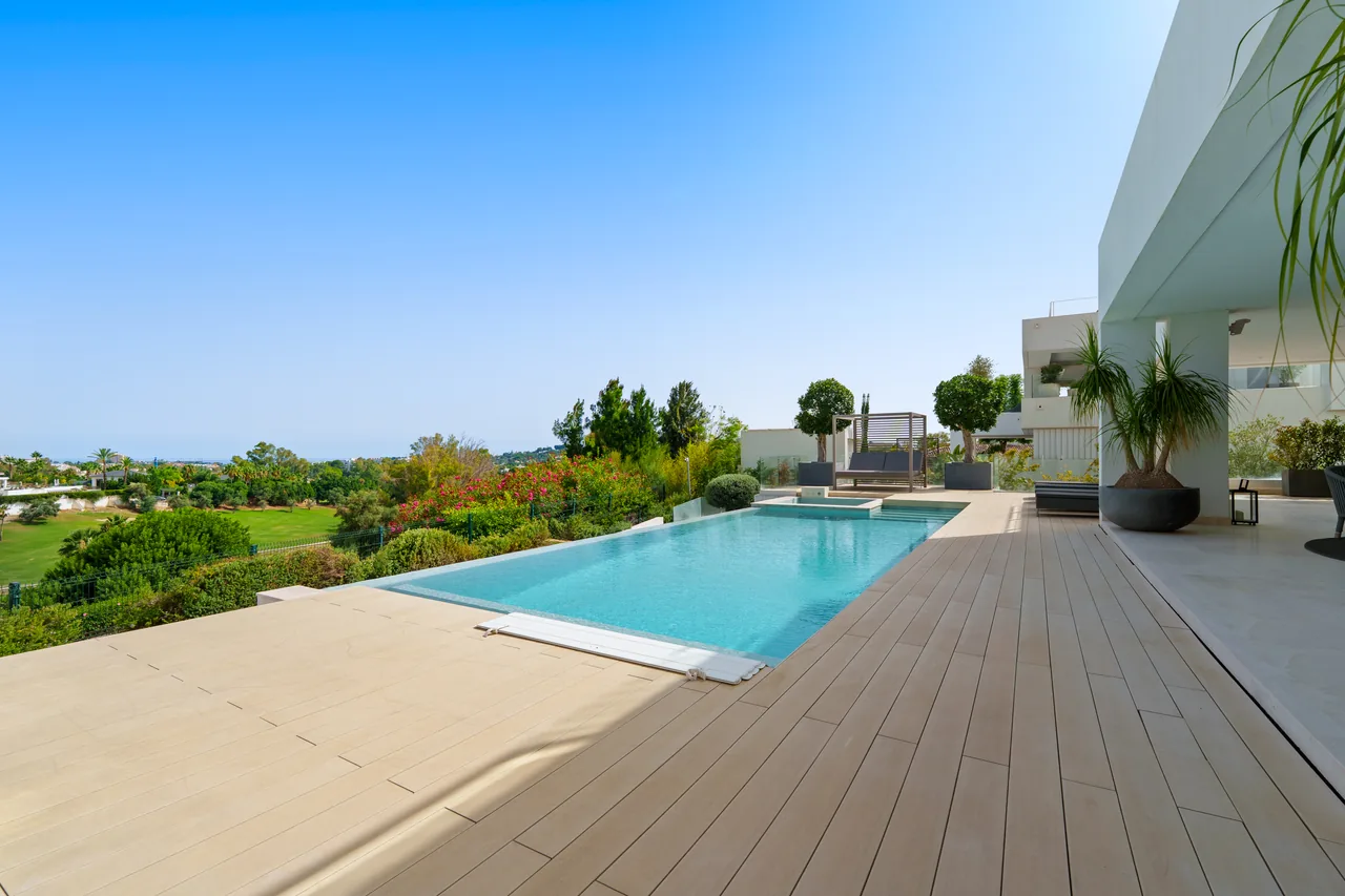 5-bedroom villa in Nueva Andalucía with golf setting and private pool — image 8