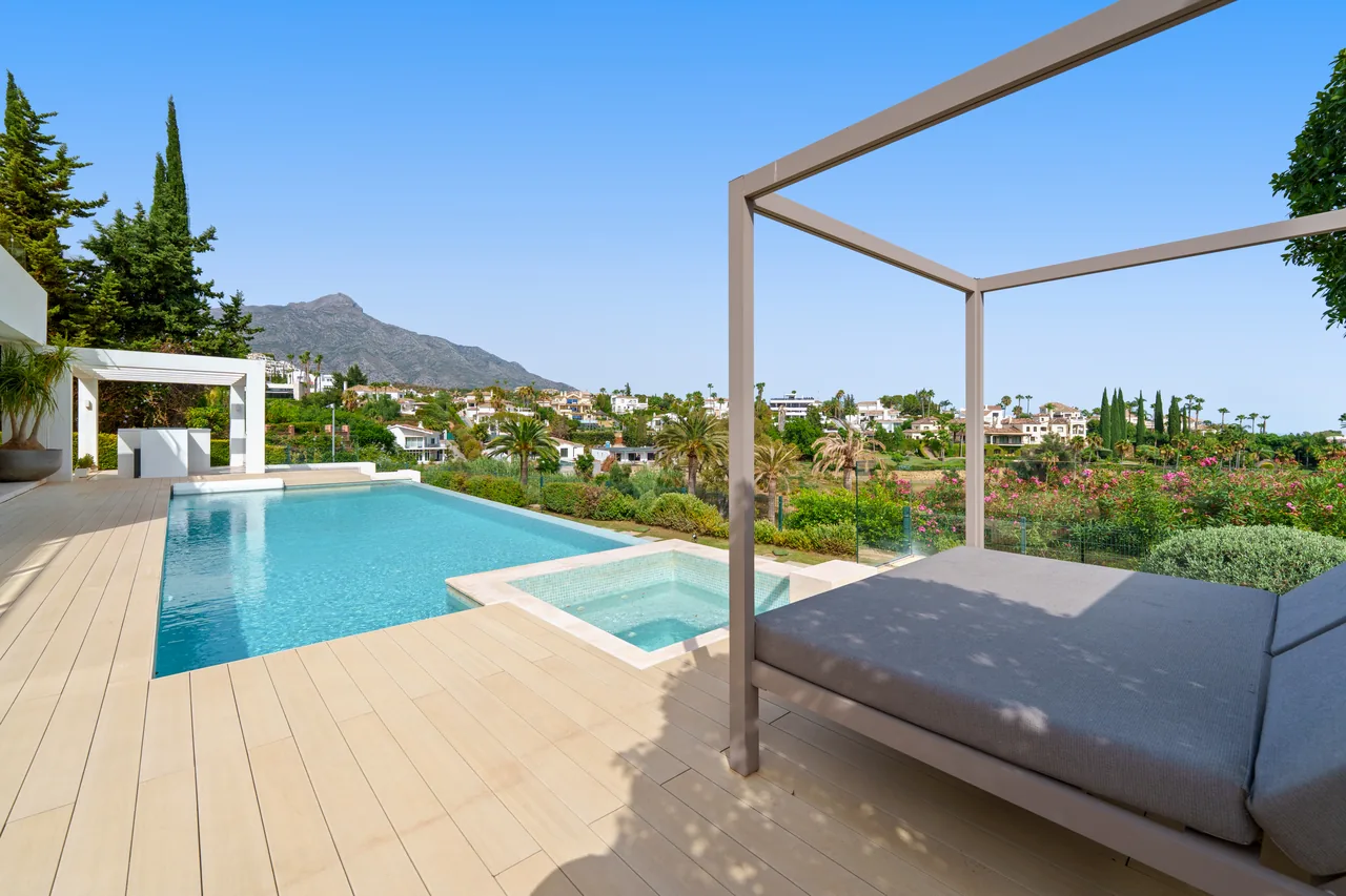 5-bedroom villa in Nueva Andalucía with golf setting and private pool — image 9
