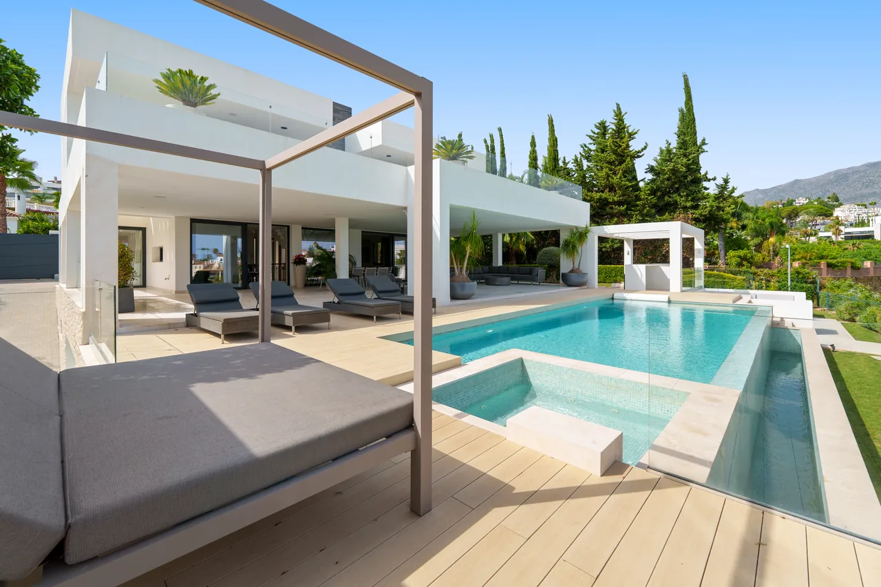 5-bedroom villa in Nueva Andalucía with golf setting and private pool — image 10