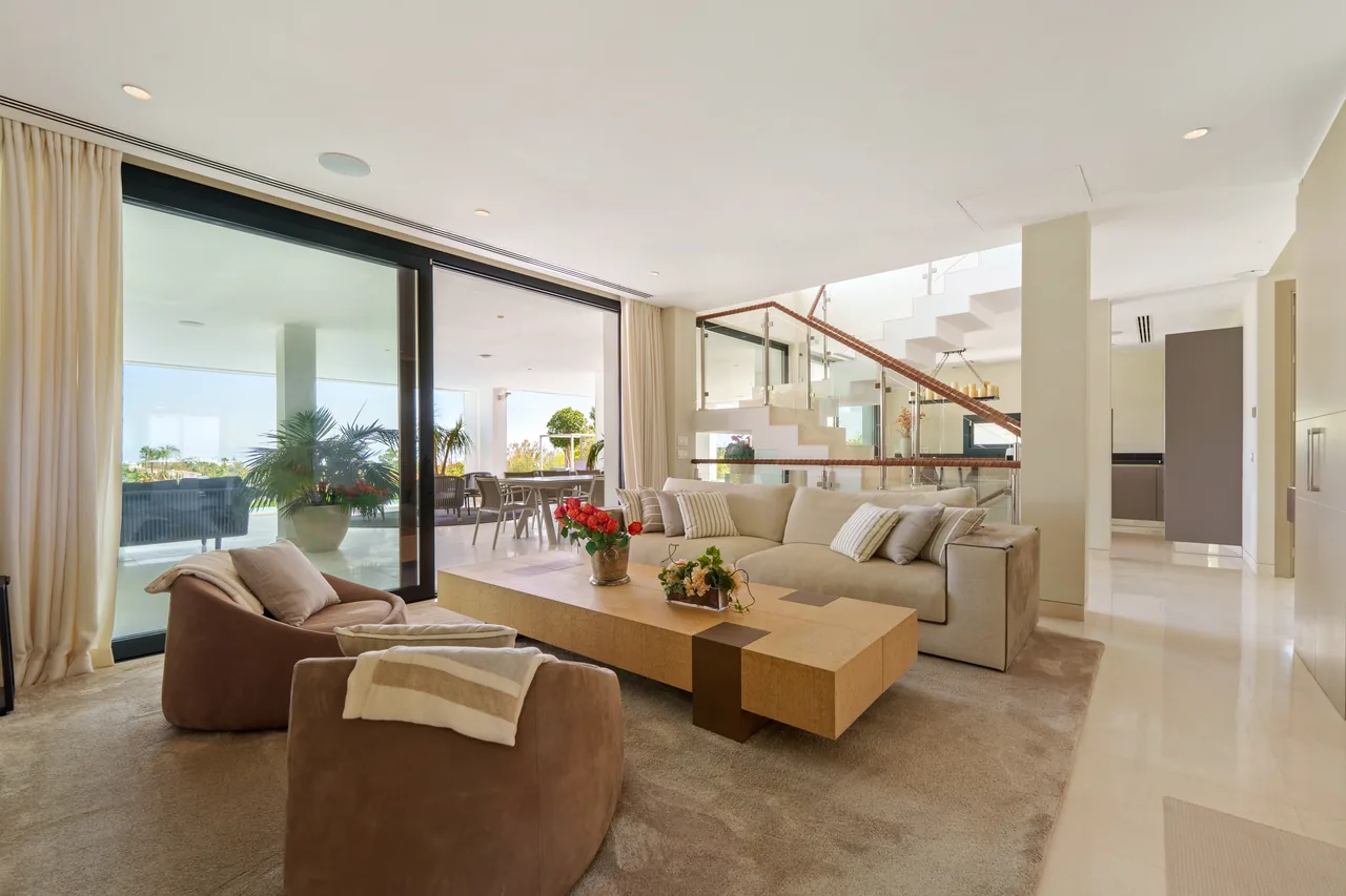 5-bedroom villa in Nueva Andalucía with golf setting and private pool — image 11
