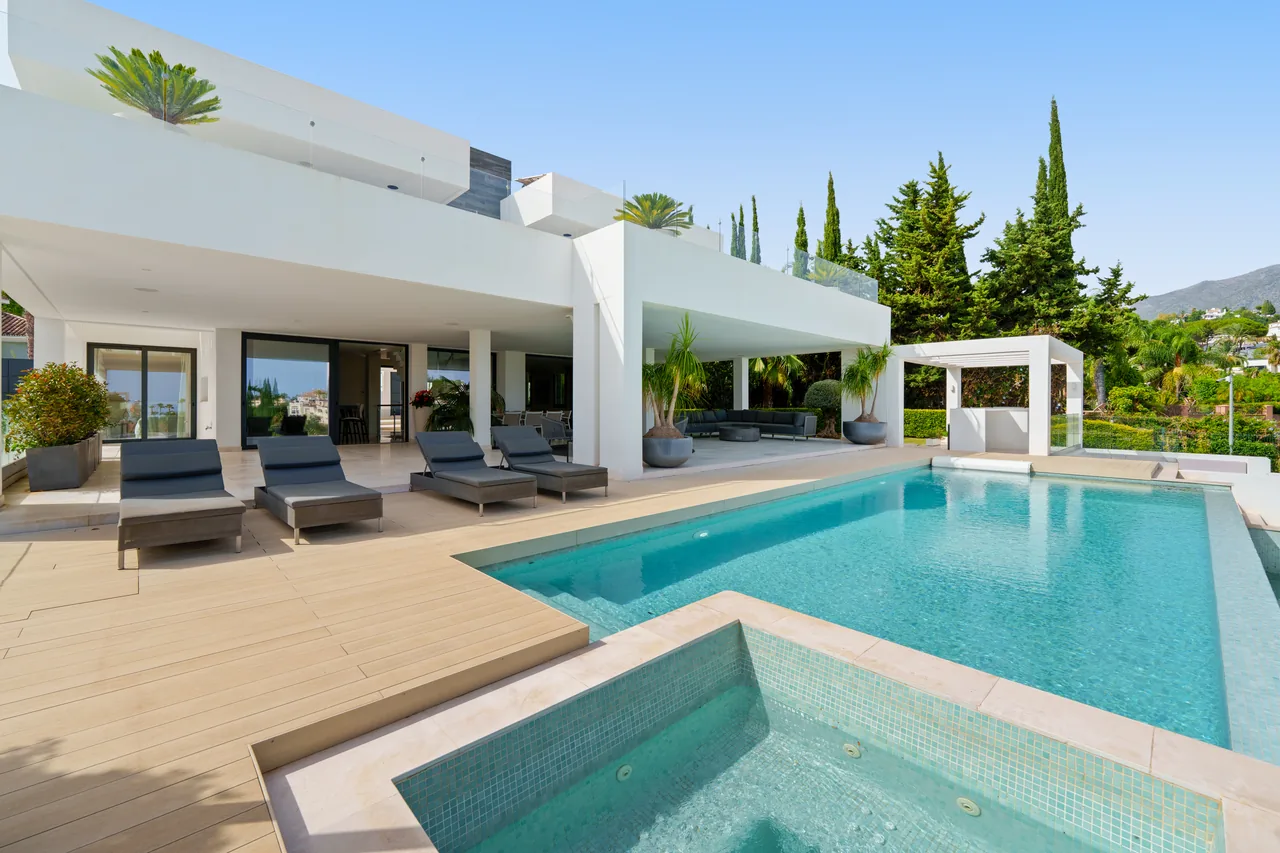 5-bedroom villa in Nueva Andalucía with golf setting and private pool — image 12