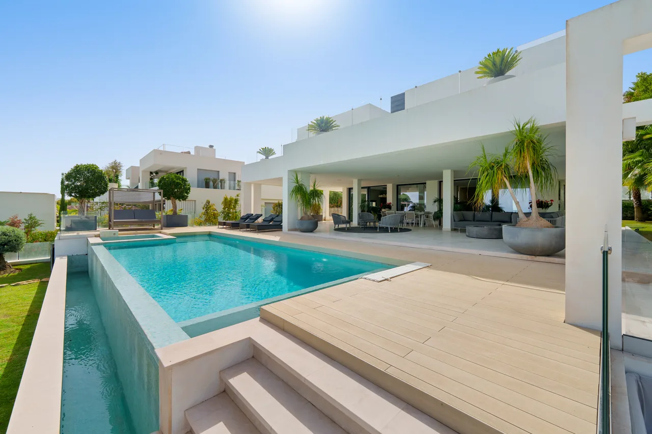5-bedroom villa in Nueva Andalucía with golf setting and private pool — image 13