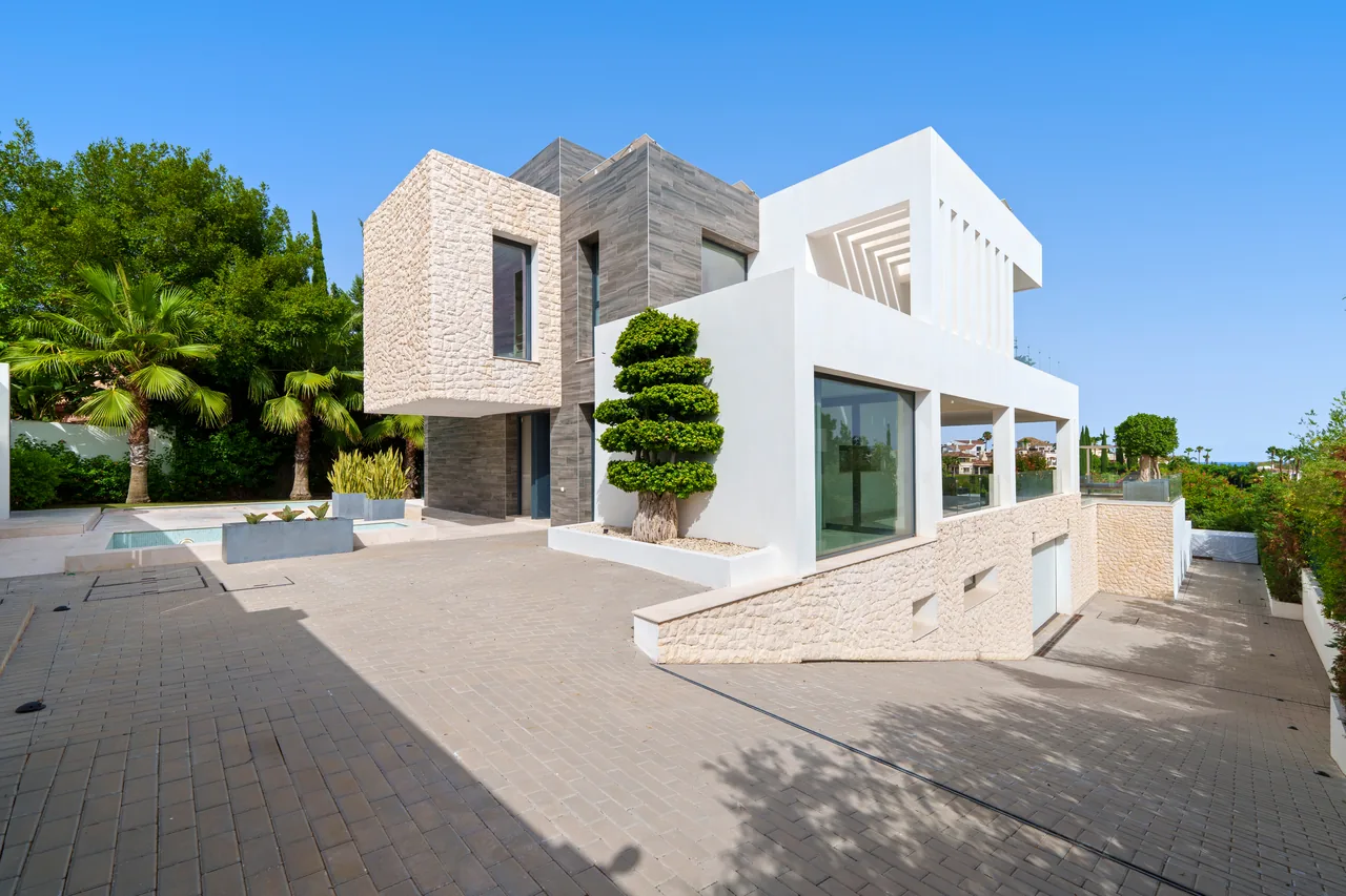 5-bedroom villa in Nueva Andalucía with golf setting and private pool — image 14