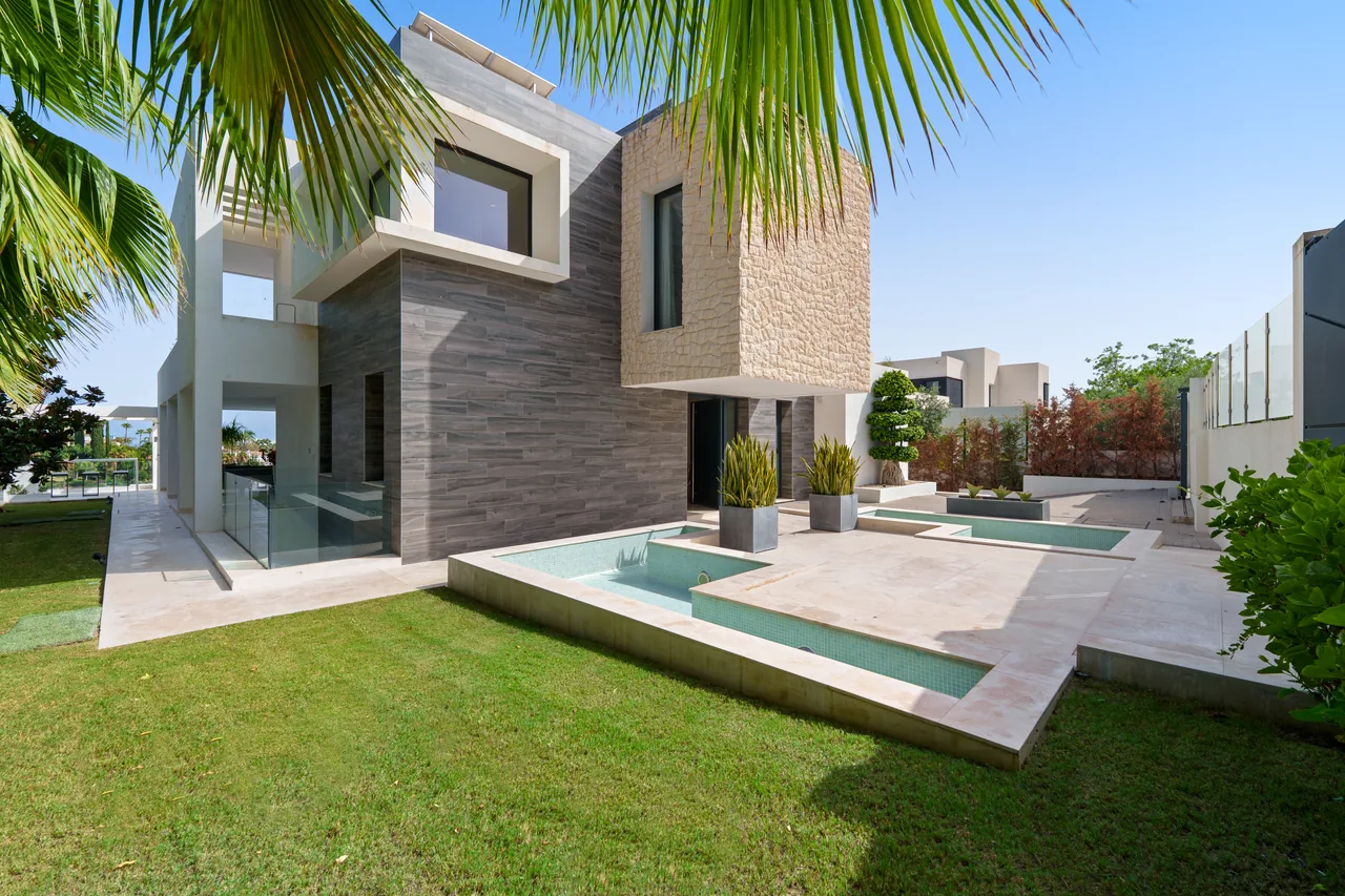 5-bedroom villa in Nueva Andalucía with golf setting and private pool — image 15