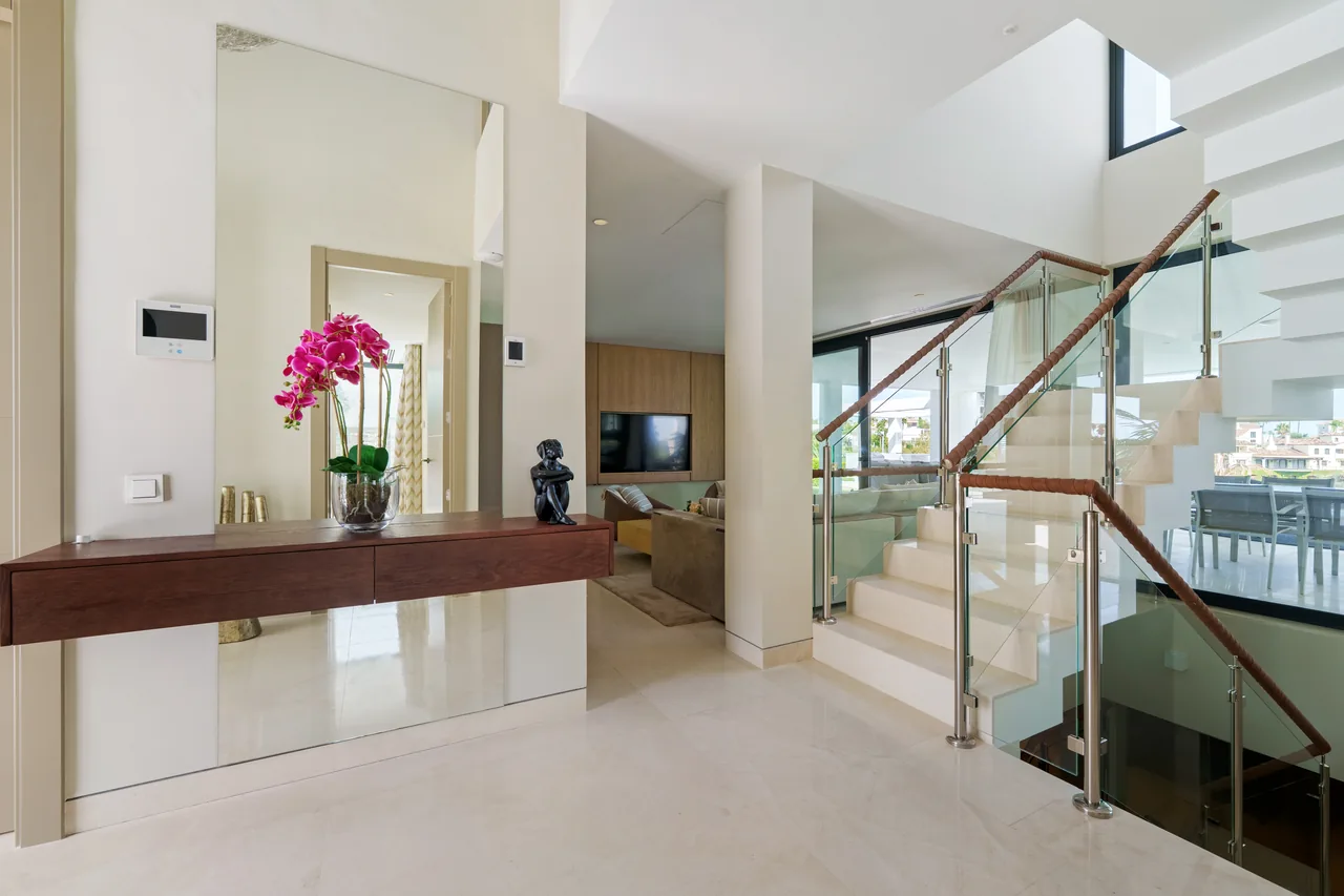 5-bedroom villa in Nueva Andalucía with golf setting and private pool — image 16