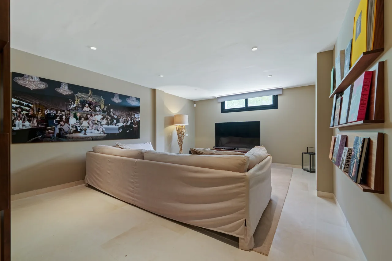 5-bedroom villa in Nueva Andalucía with golf setting and private pool — image 17