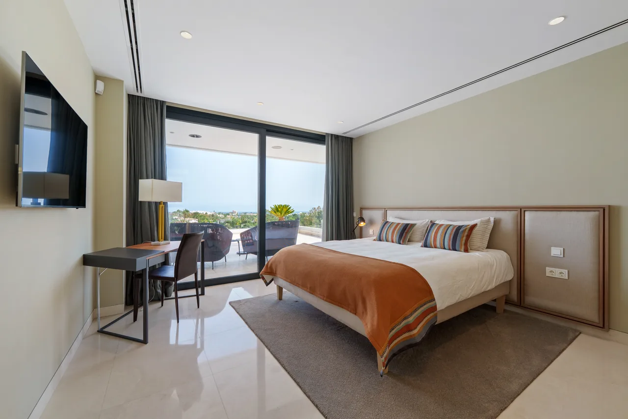 5-bedroom villa in Nueva Andalucía with golf setting and private pool — image 18