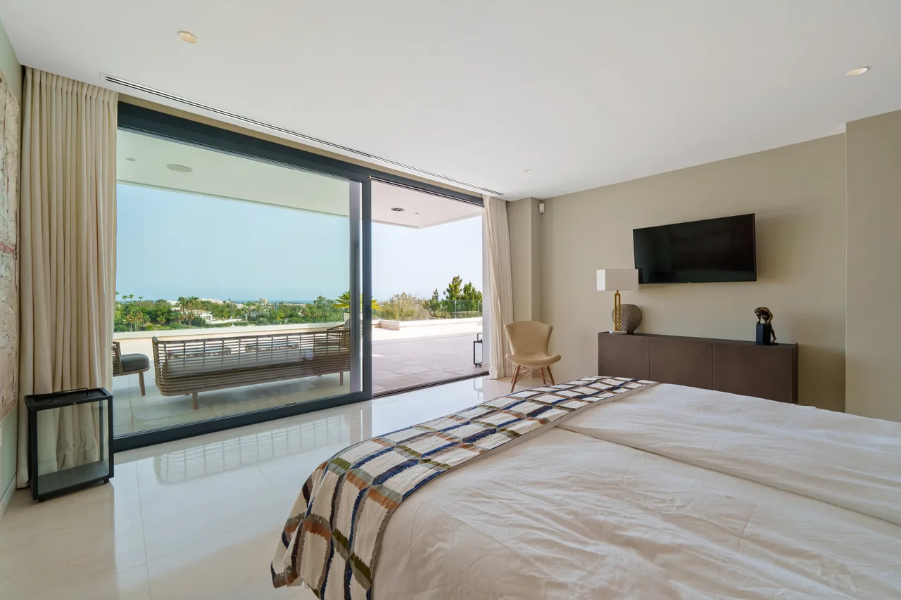5-bedroom villa in Nueva Andalucía with golf setting and private pool — image 21
