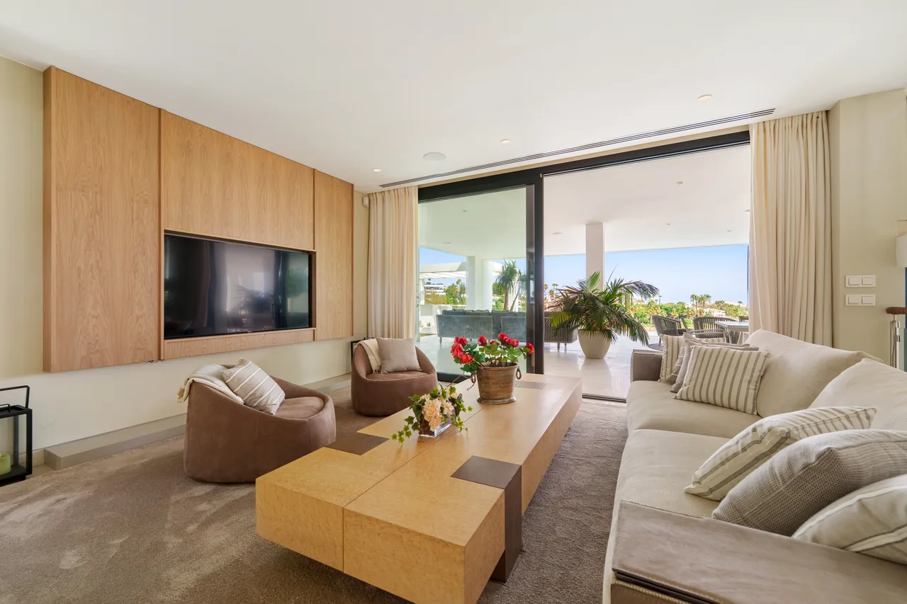 5-bedroom villa in Nueva Andalucía with golf setting and private pool — image 22