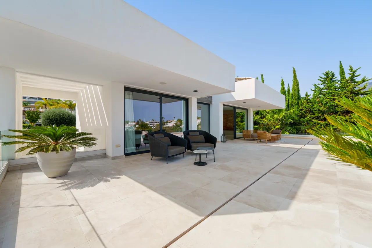 5-bedroom villa in Nueva Andalucía with golf setting and private pool — image 24