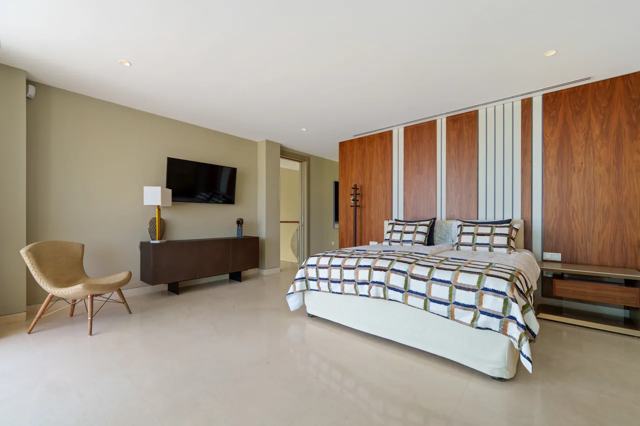 5-bedroom villa in Nueva Andalucía with golf setting and private pool — image 25