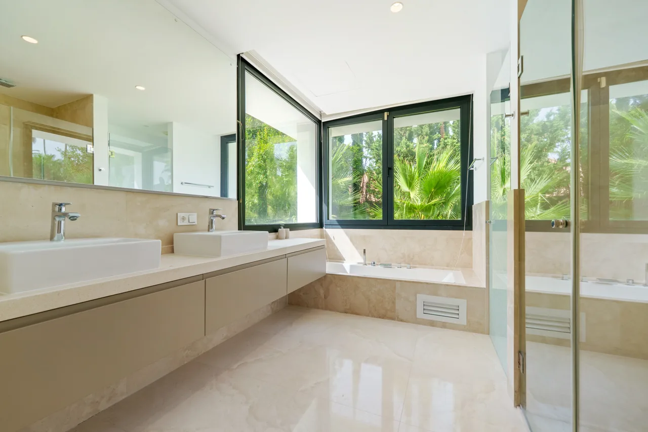 5-bedroom villa in Nueva Andalucía with golf setting and private pool — image 26