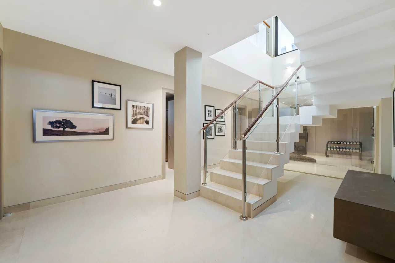 5-bedroom villa in Nueva Andalucía with golf setting and private pool — image 27