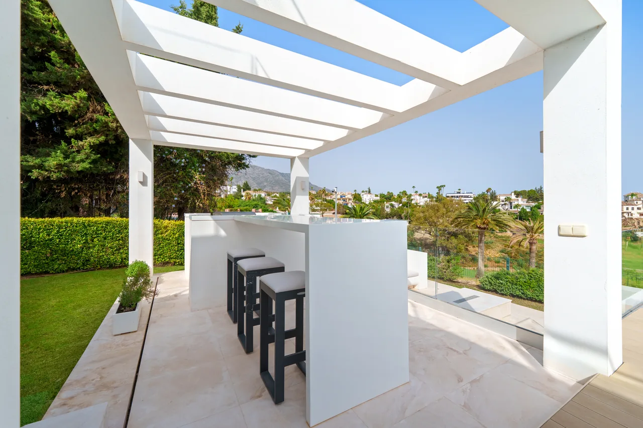 5-bedroom villa in Nueva Andalucía with golf setting and private pool — image 28