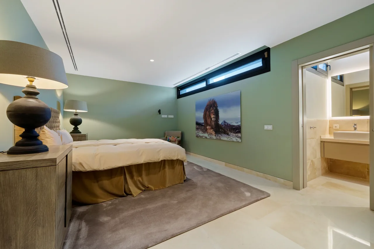 5-bedroom villa in Nueva Andalucía with golf setting and private pool — image 29