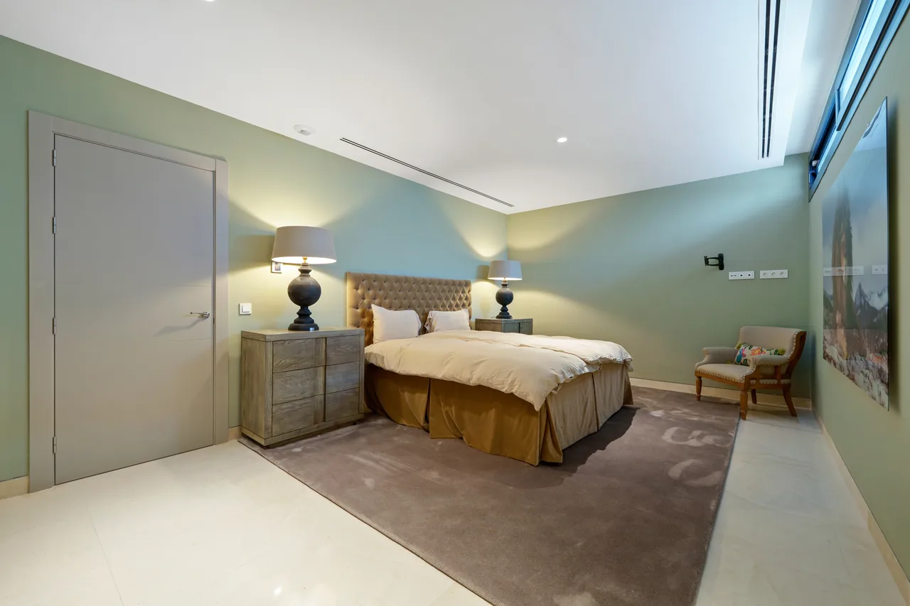 5-bedroom villa in Nueva Andalucía with golf setting and private pool — image 30
