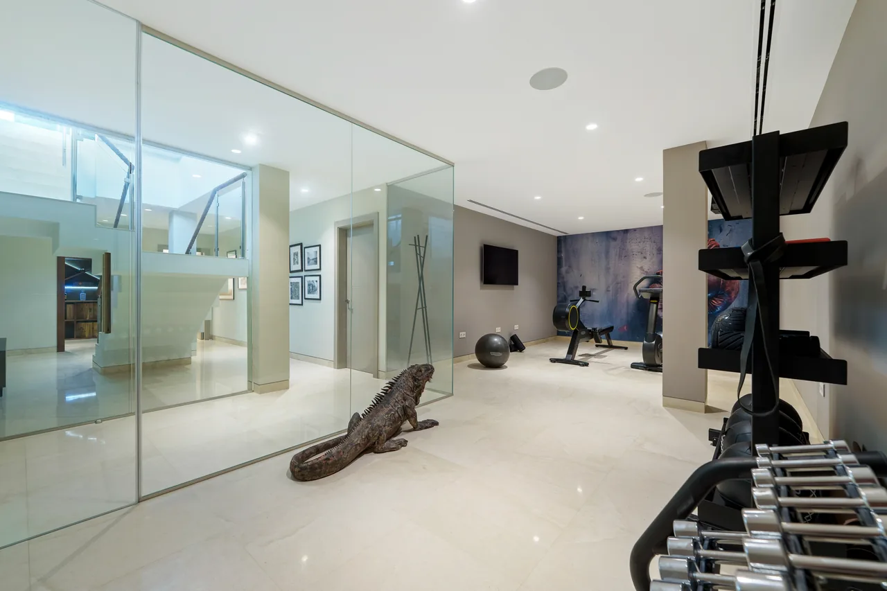 5-bedroom villa in Nueva Andalucía with golf setting and private pool — image 34
