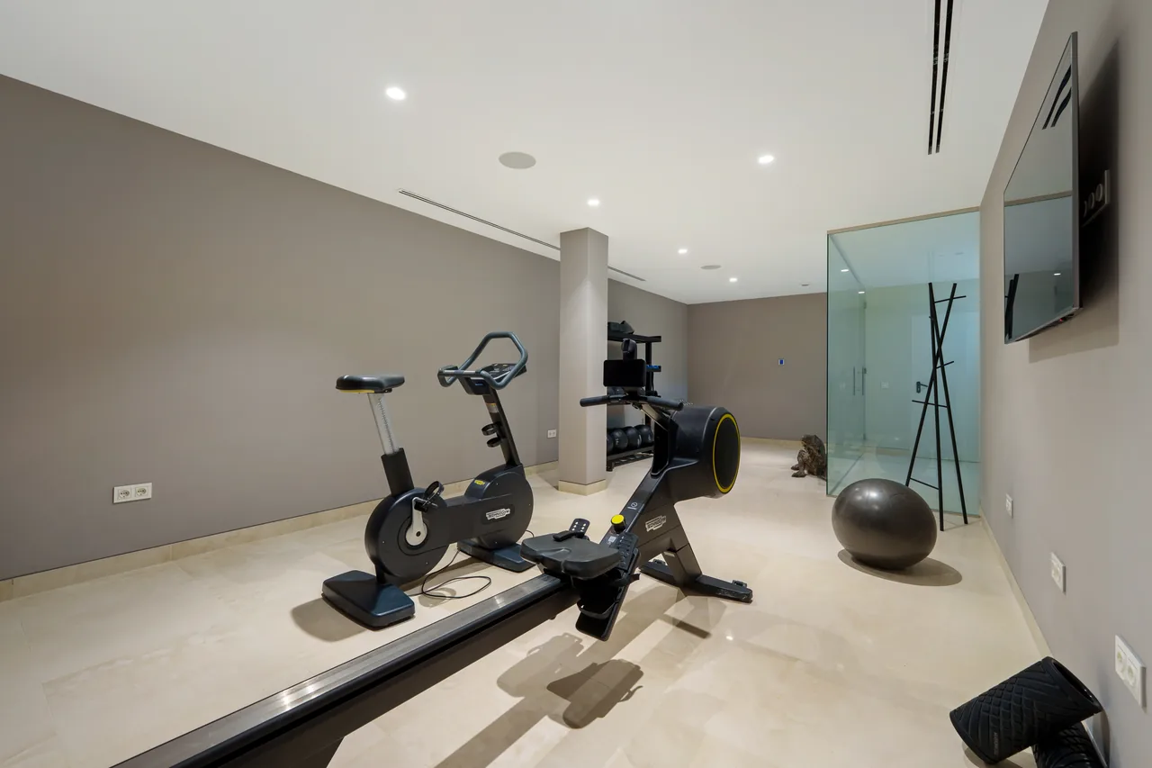 5-bedroom villa in Nueva Andalucía with golf setting and private pool — image 35