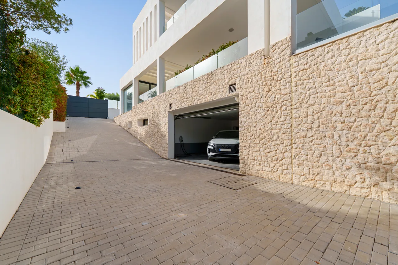 5-bedroom villa in Nueva Andalucía with golf setting and private pool — image 37
