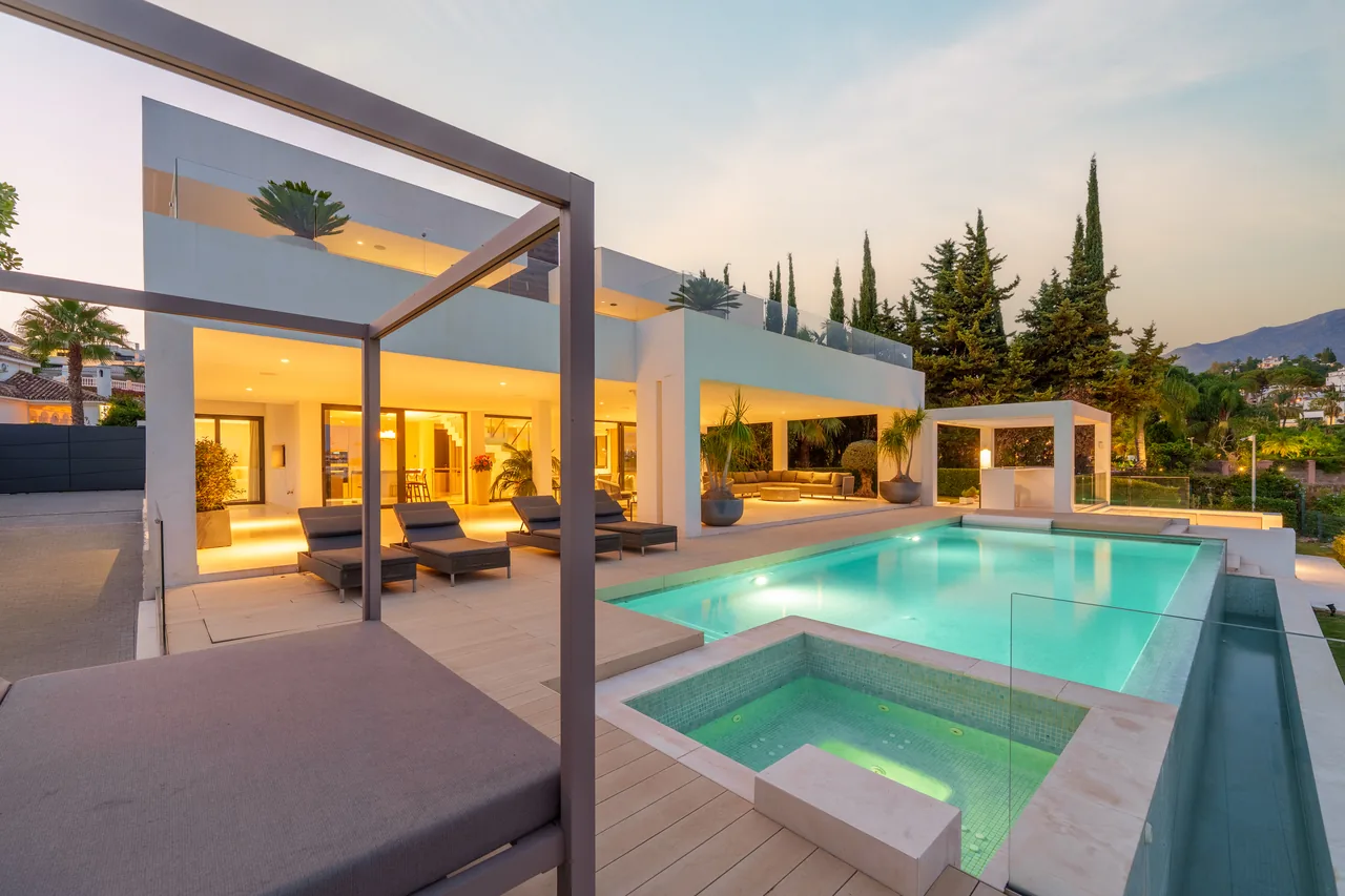 5-bedroom villa in Nueva Andalucía with golf setting and private pool — image 38