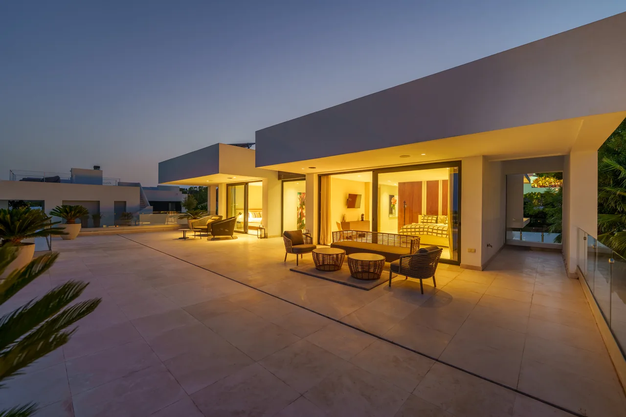 5-bedroom villa in Nueva Andalucía with golf setting and private pool — image 43