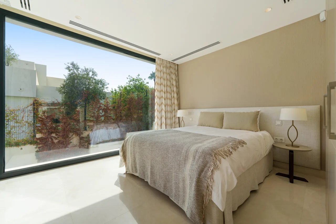 5-bedroom villa in Nueva Andalucía with golf setting and private pool — image 44