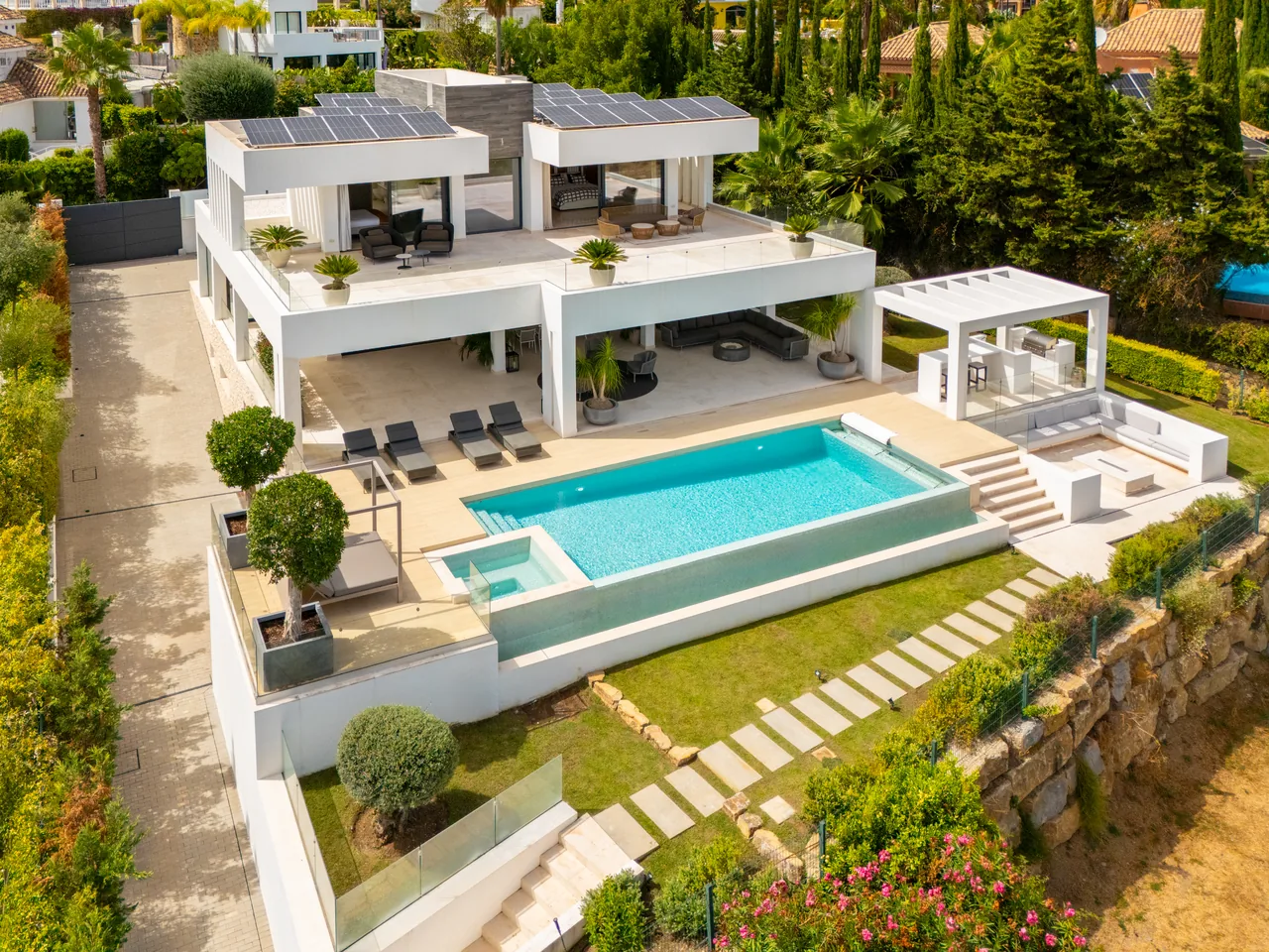 5-bedroom villa in Nueva Andalucía with golf setting and private pool — image 46