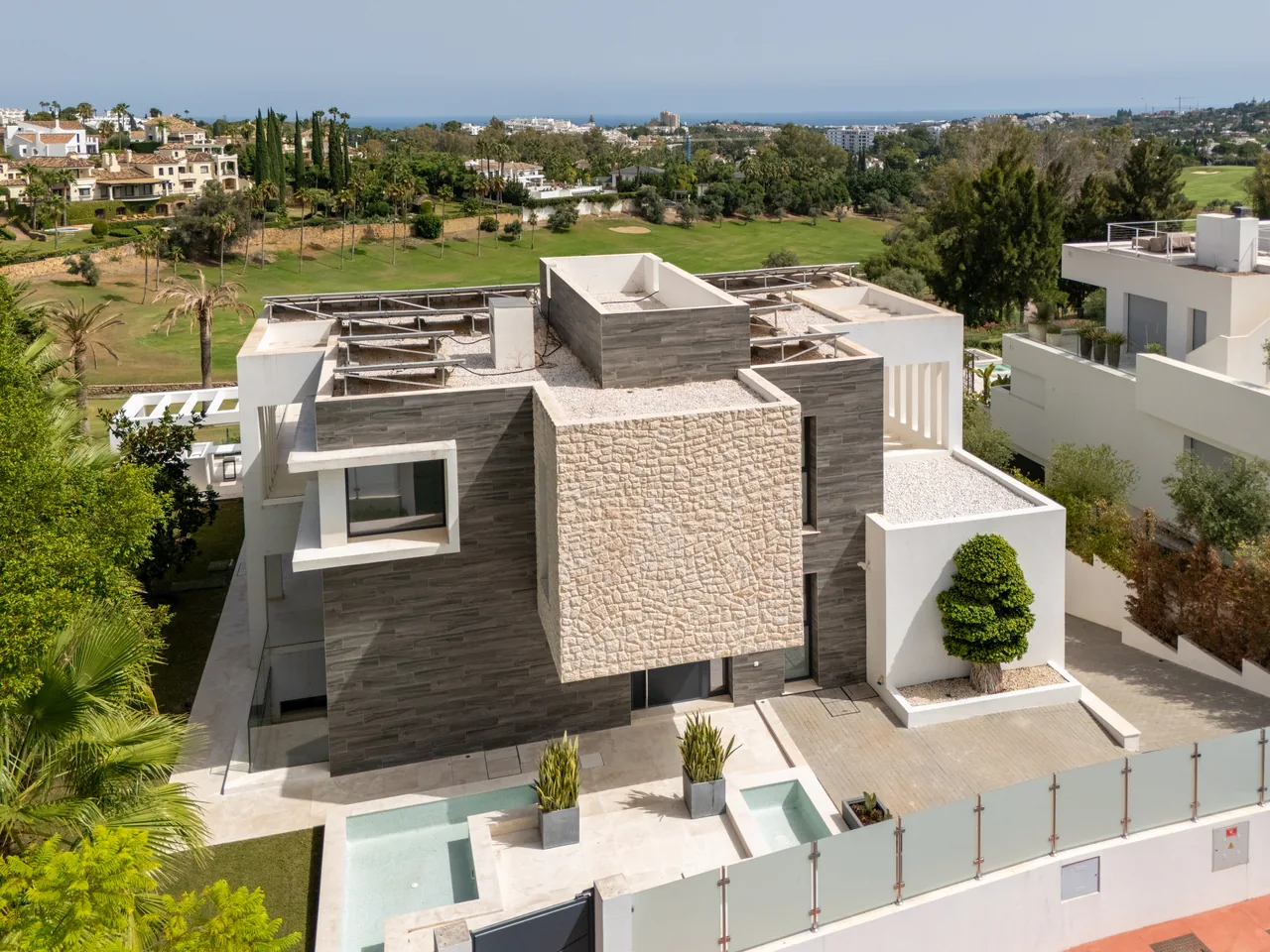 5-bedroom villa in Nueva Andalucía with golf setting and private pool — image 47