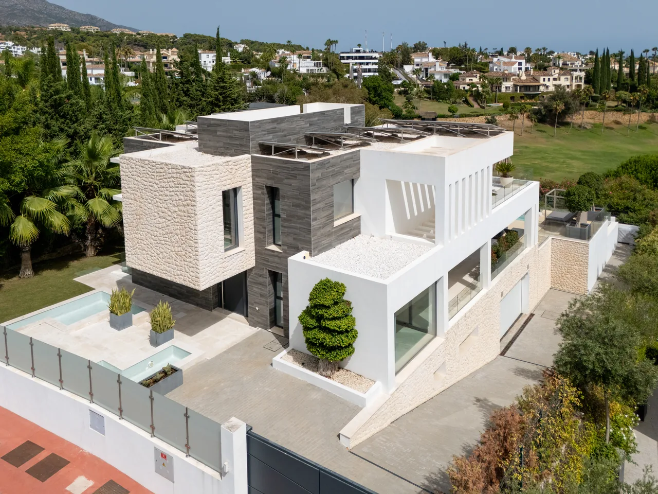 5-bedroom villa in Nueva Andalucía with golf setting and private pool — image 48