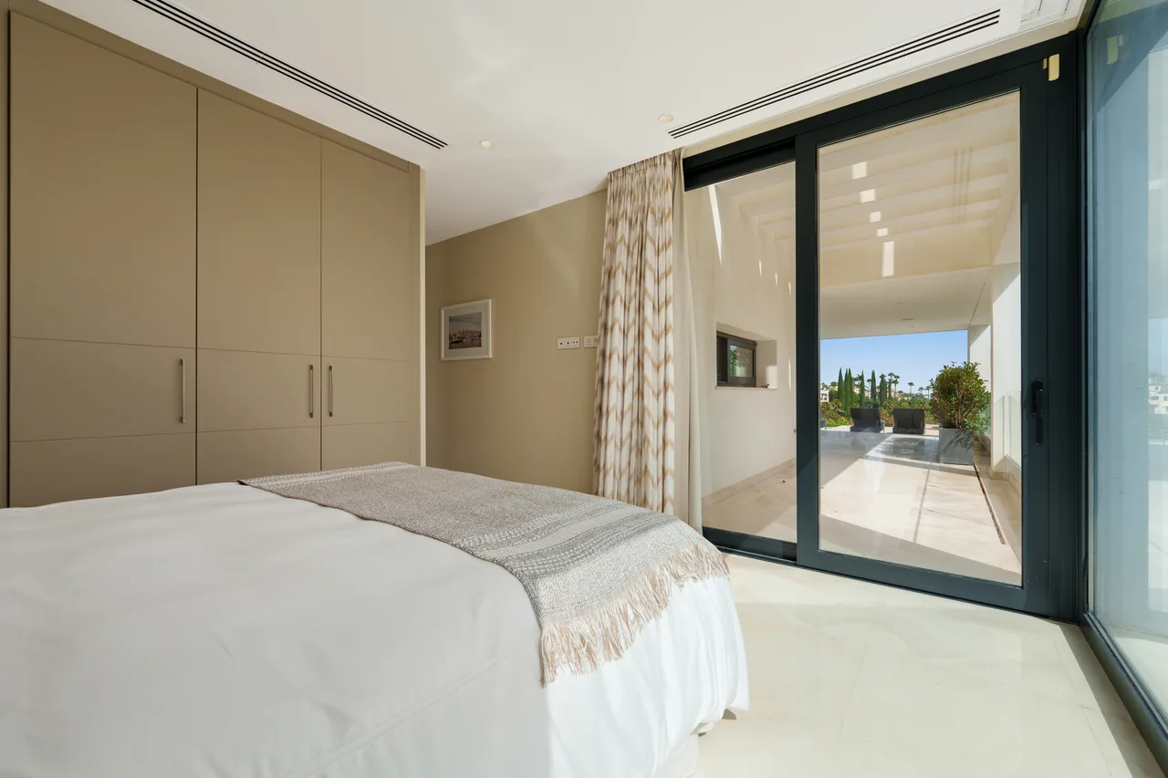 5-bedroom villa in Nueva Andalucía with golf setting and private pool — image 52