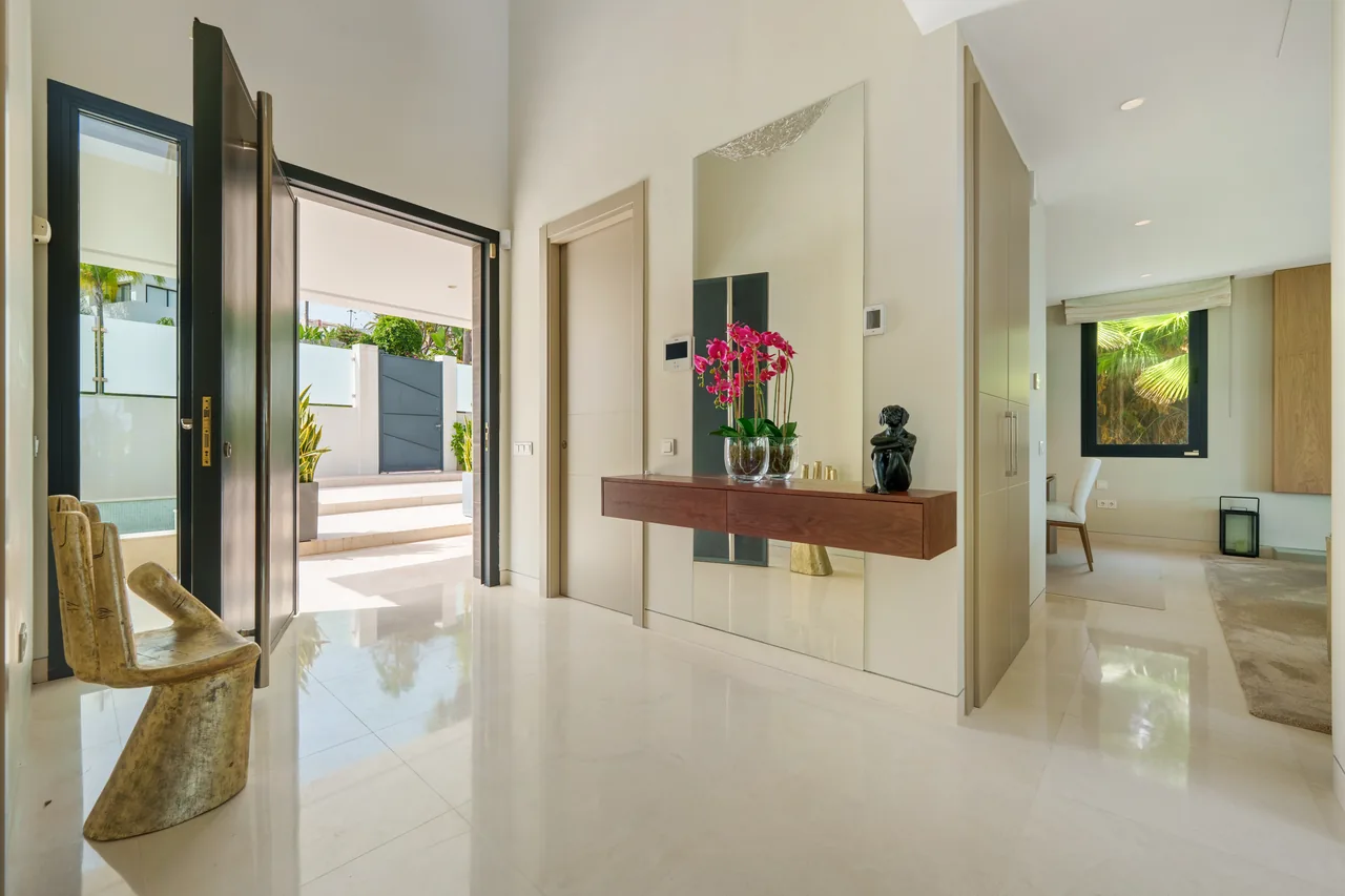 5-bedroom villa in Nueva Andalucía with golf setting and private pool — image 54