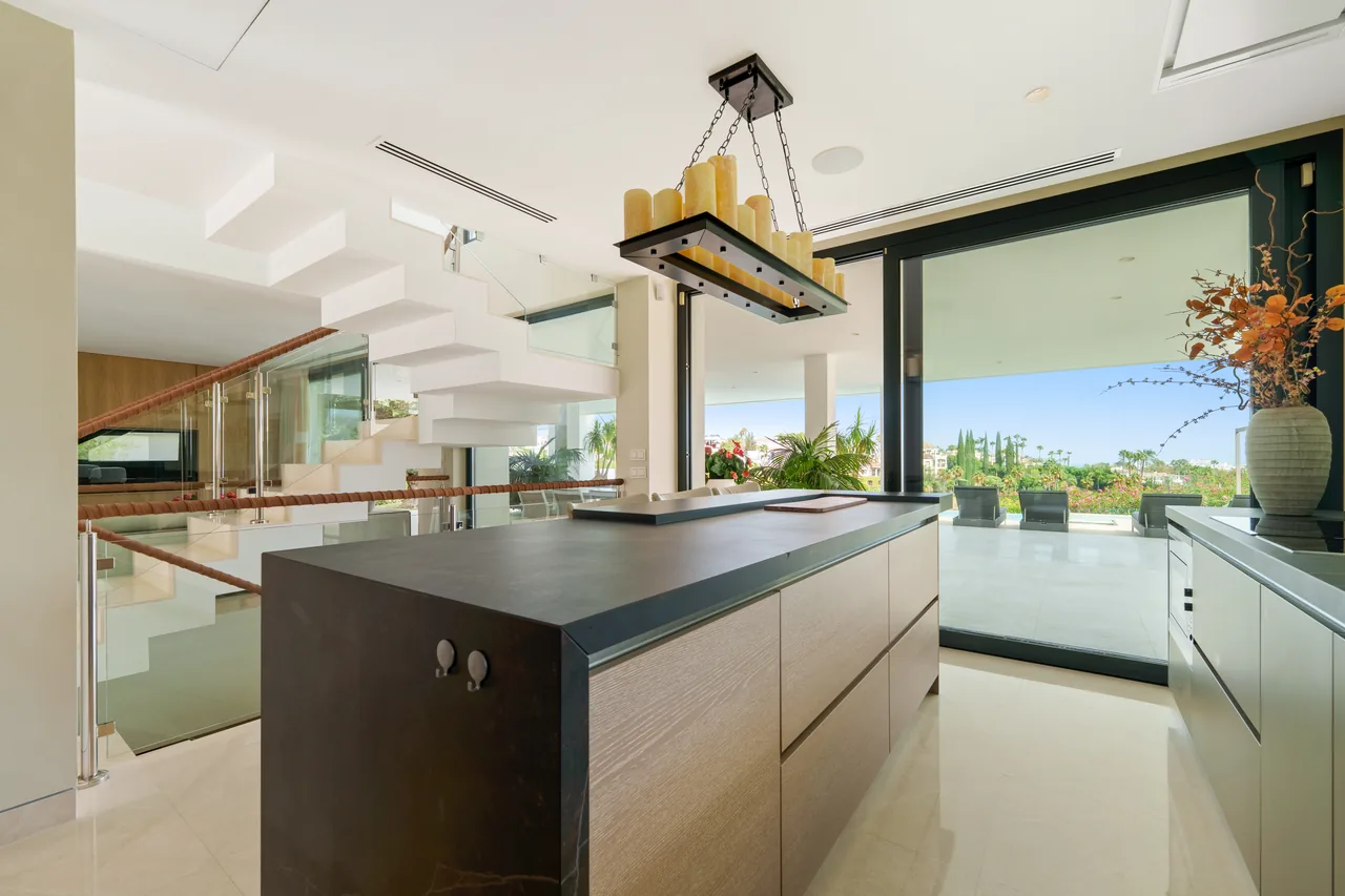 5-bedroom villa in Nueva Andalucía with golf setting and private pool — image 55