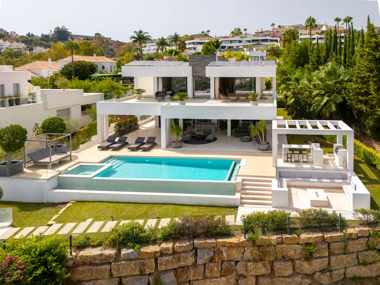 5-bedroom villa in Nueva Andalucía with golf setting and private pool