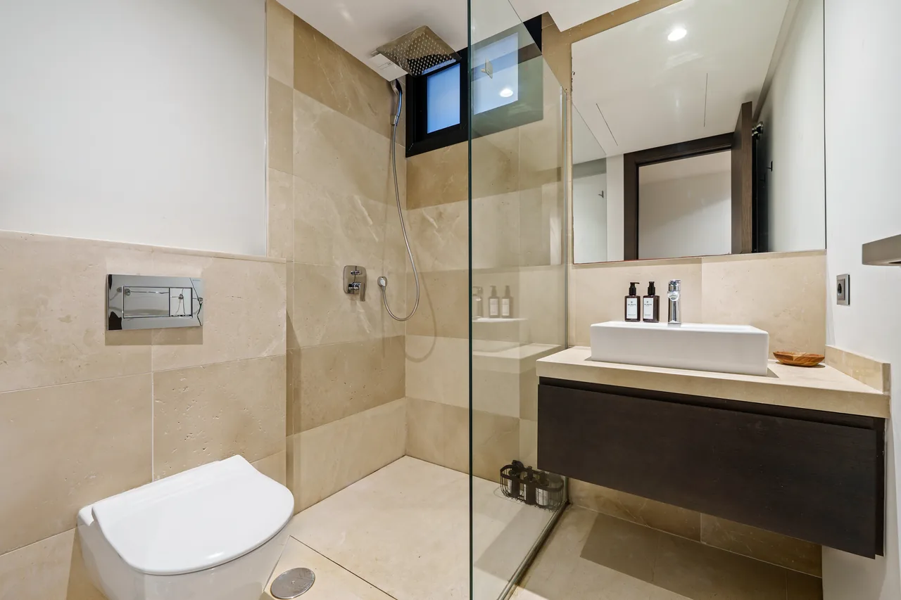 6-bedroom villa in Nueva Andalucia with private pool and private garden — image 3
