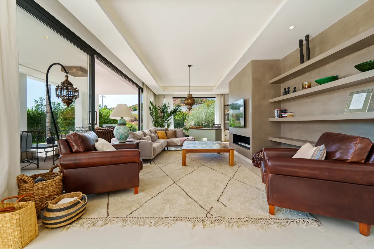6-bedroom villa in Nueva Andalucia with private pool and private garden — image 4