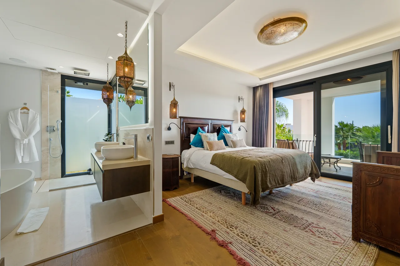 6-bedroom villa in Nueva Andalucia with private pool and private garden — image 5