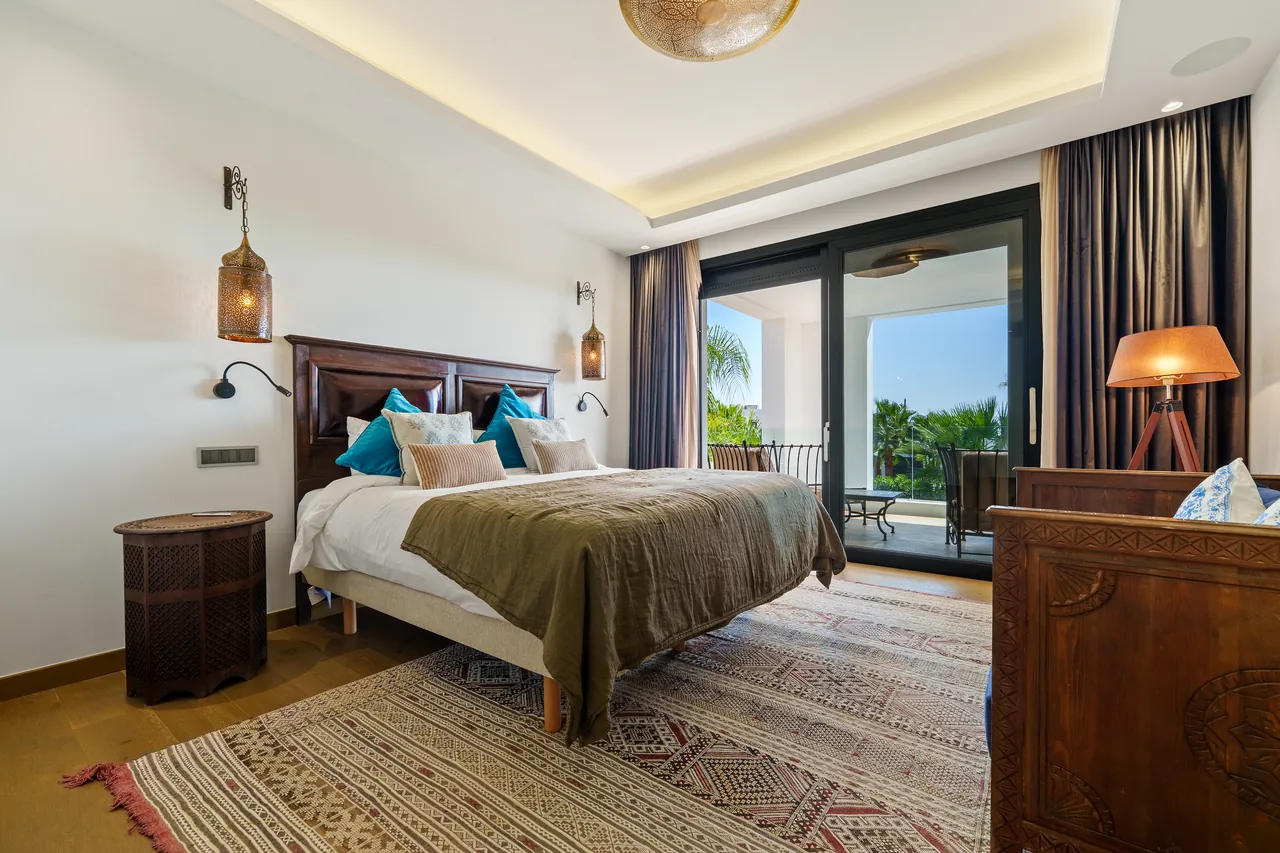 6-bedroom villa in Nueva Andalucia with private pool and private garden — image 6
