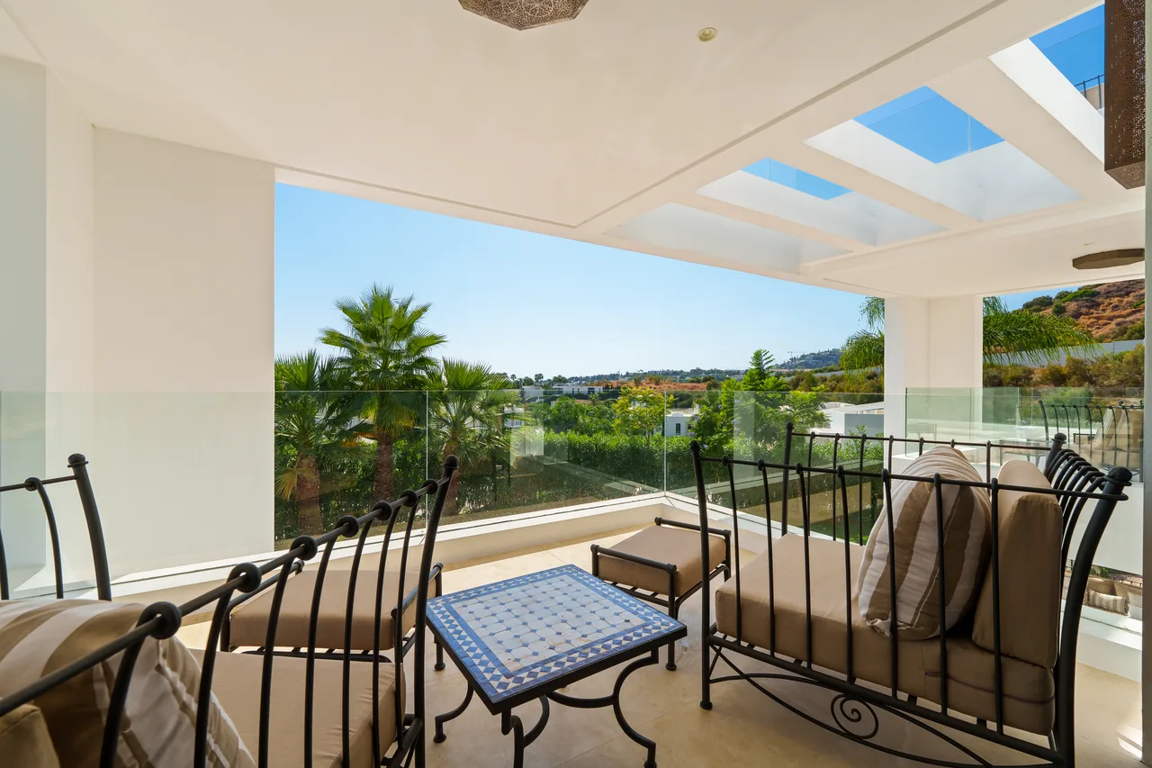 6-bedroom villa in Nueva Andalucia with private pool and private garden — image 7