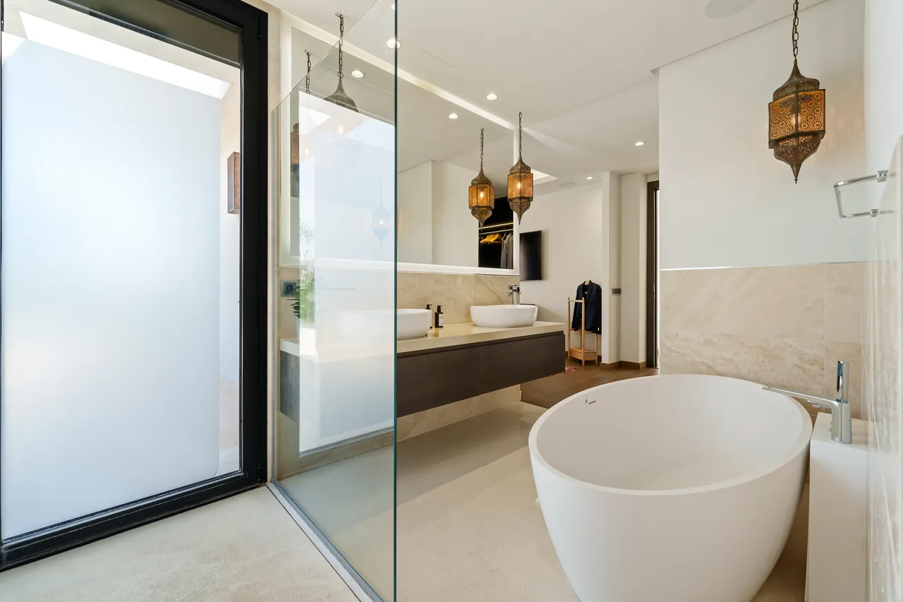 6-bedroom villa in Nueva Andalucia with private pool and private garden — image 8