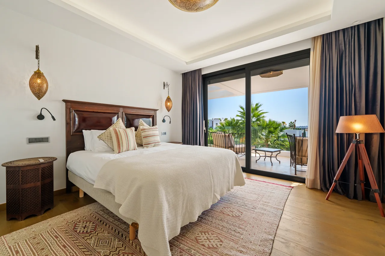 6-bedroom villa in Nueva Andalucia with private pool and private garden — image 9