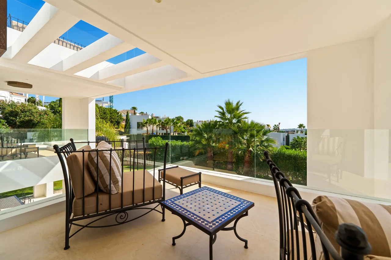 6-bedroom villa in Nueva Andalucia with private pool and private garden — image 10