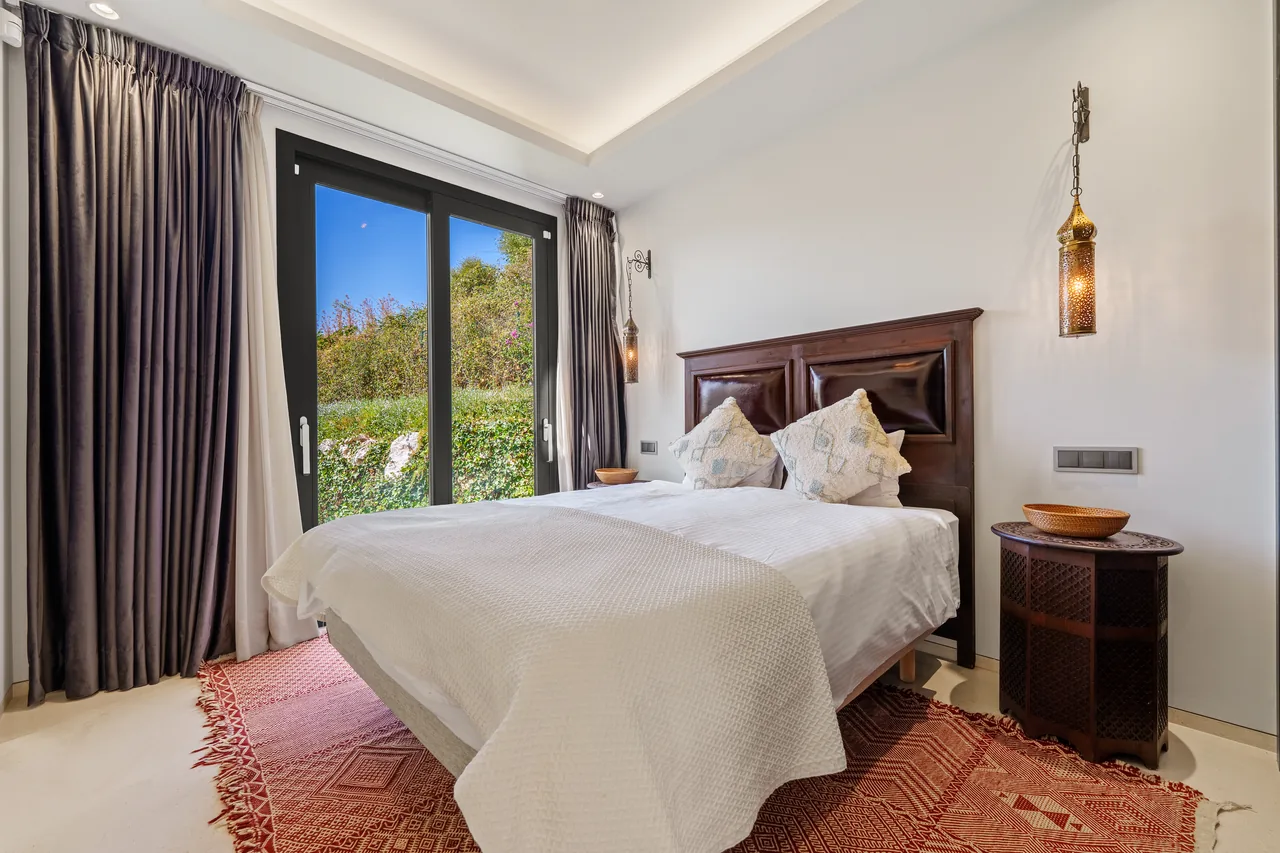 6-bedroom villa in Nueva Andalucia with private pool and private garden — image 11