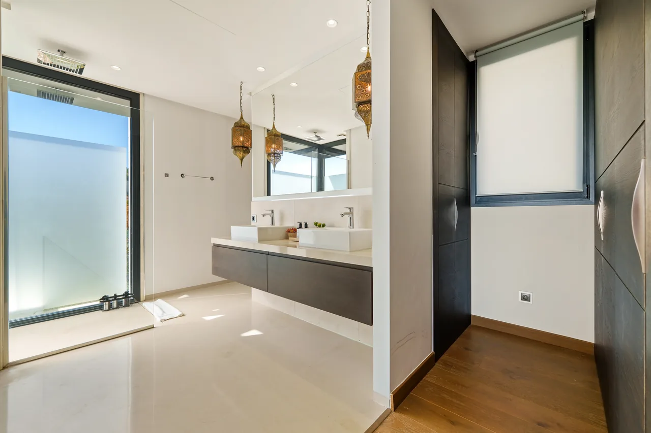 6-bedroom villa in Nueva Andalucia with private pool and private garden — image 12