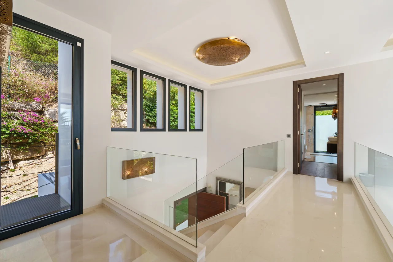 6-bedroom villa in Nueva Andalucia with private pool and private garden — image 13