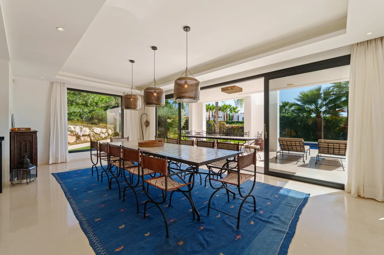 6-bedroom villa in Nueva Andalucia with private pool and private garden — image 15