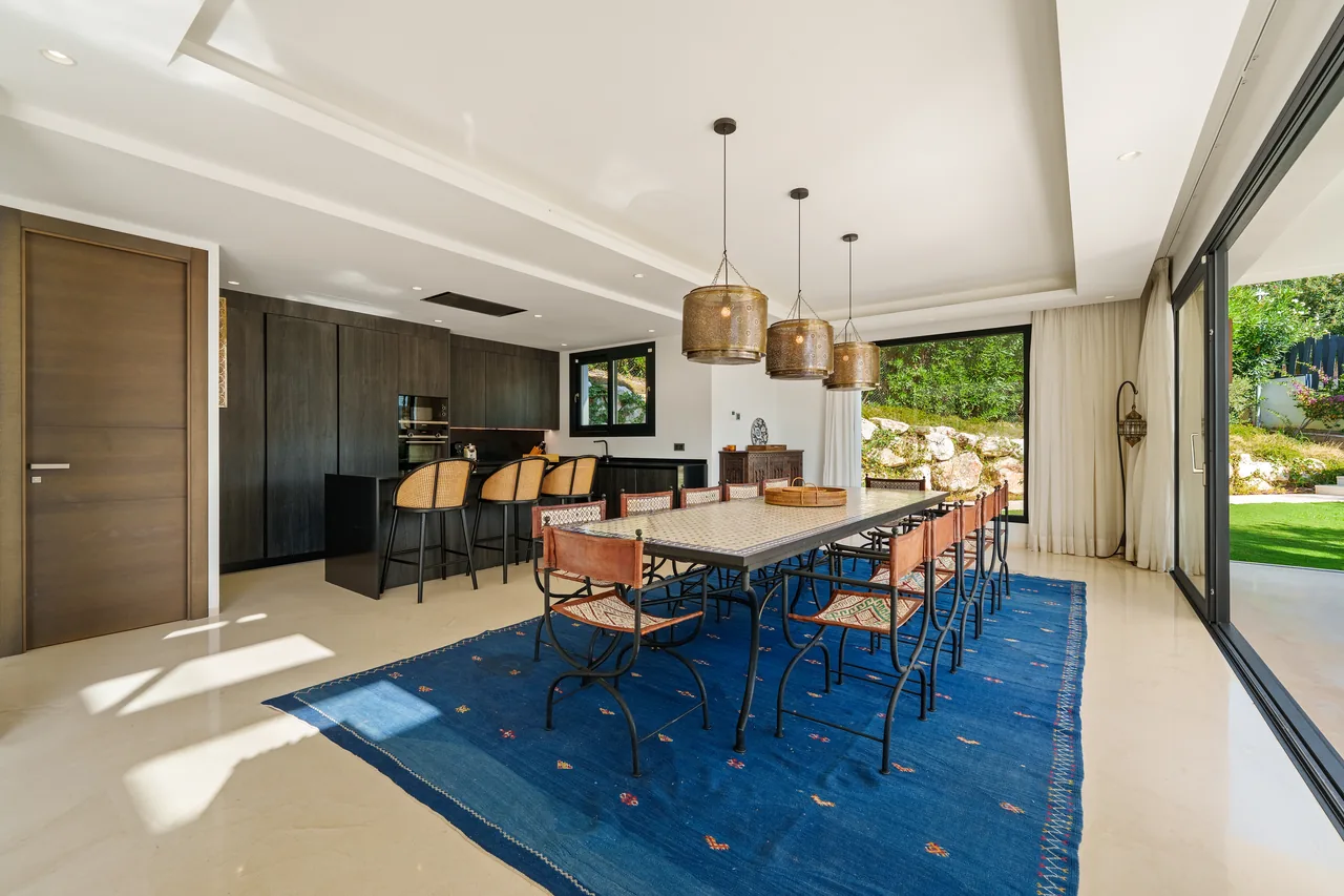 6-bedroom villa in Nueva Andalucia with private pool and private garden — image 16