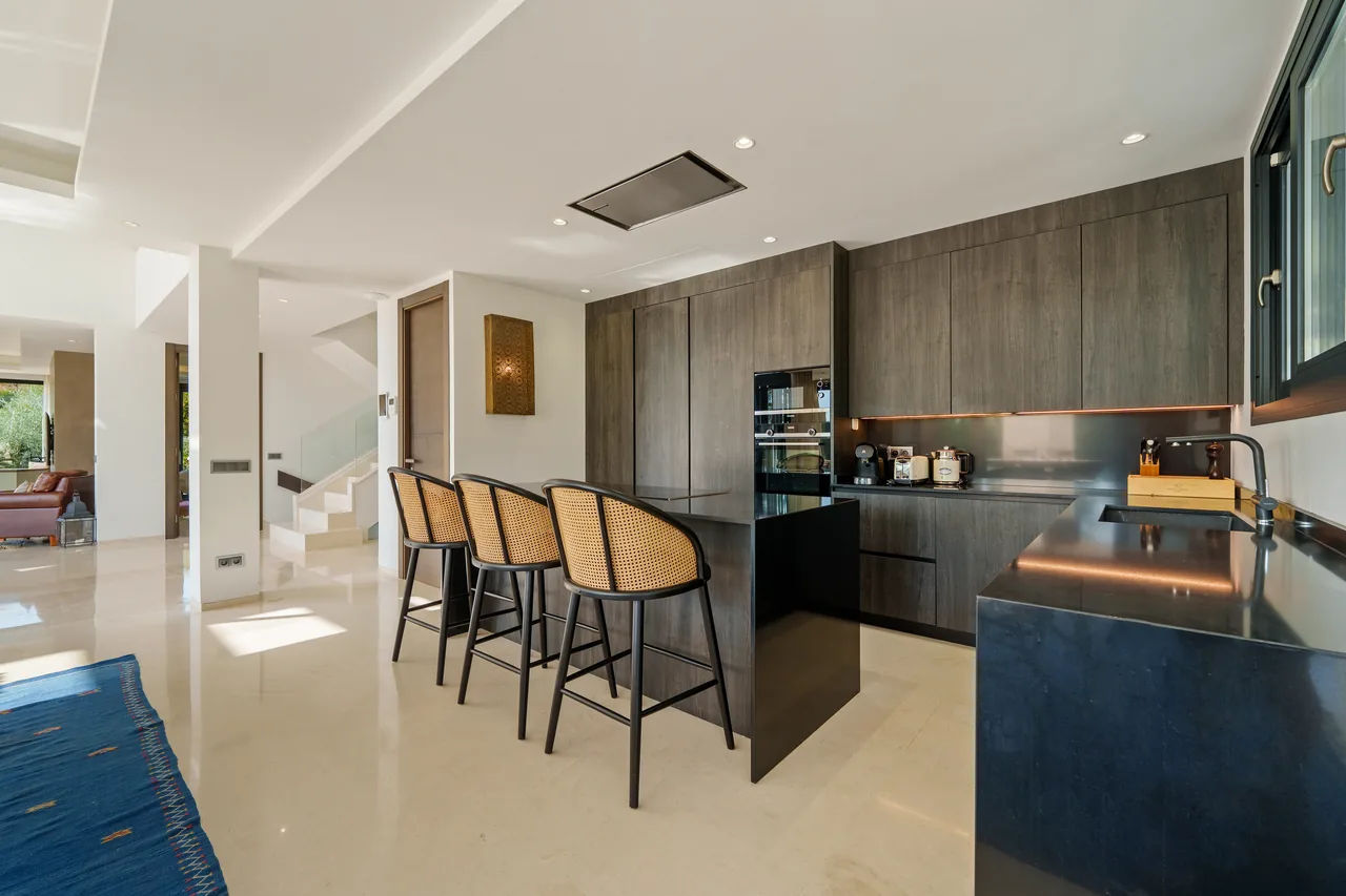 6-bedroom villa in Nueva Andalucia with private pool and private garden — image 17