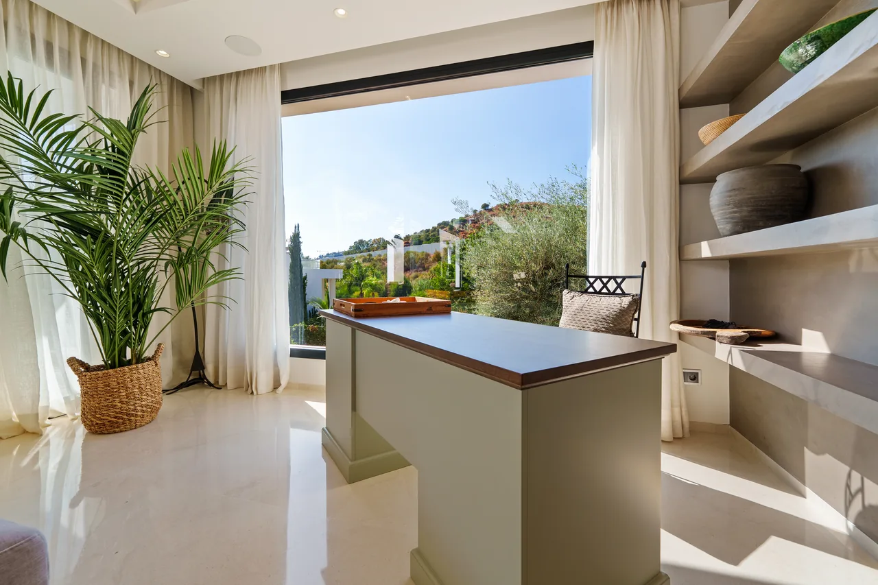 6-bedroom villa in Nueva Andalucia with private pool and private garden — image 19