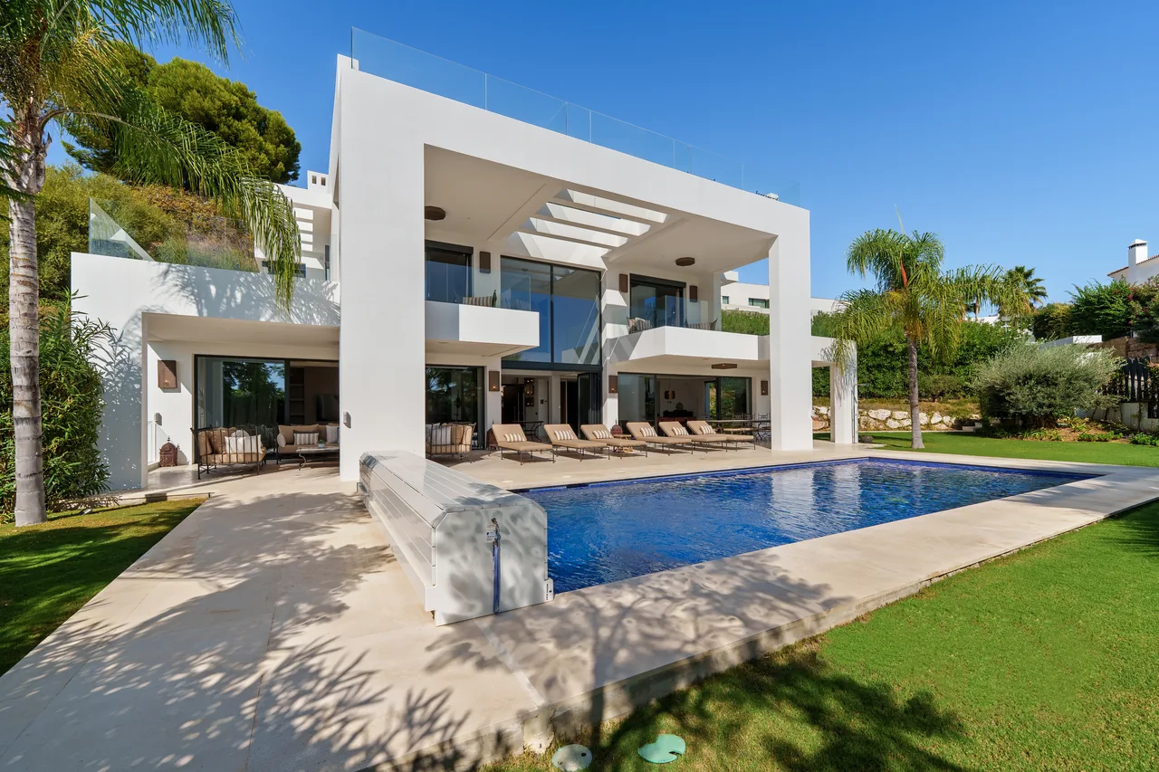 6-bedroom villa in Nueva Andalucia with private pool and private garden — image 23
