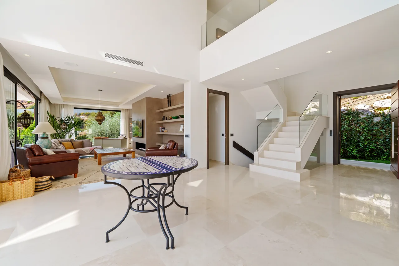 6-bedroom villa in Nueva Andalucia with private pool and private garden — image 25